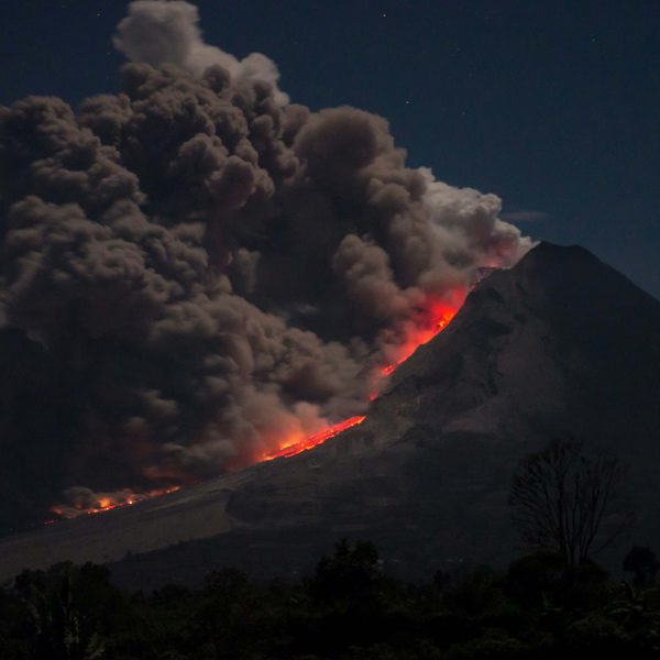 Éruption volcanique. Mount Sinabung, Indonésie, 2014. Photographie : Marc Szeglat. Autorisation : Unsplash.