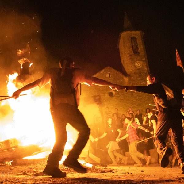 Danses al voltant de la foguera a Alós, Pallars Sobirà, Catalunya, 2019. Fotografia: Oriol Riart
